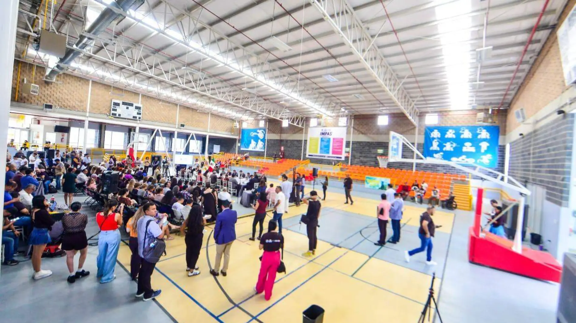 sesión cabildo en gimnasio adaptado